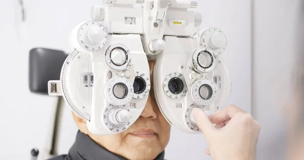 做眼科检查的亚洲老人 — 图库照片