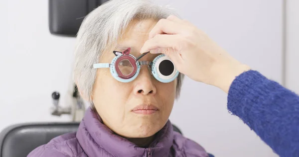 Mulher Idosa Fazendo Teste Ocular — Fotografia de Stock