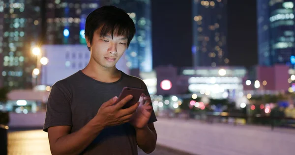 Homem Usando Celular Cidade Noite — Fotografia de Stock