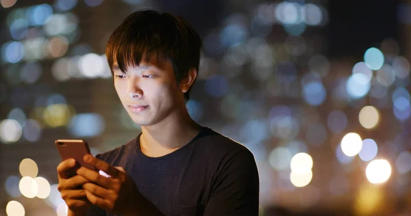 Hombre Usando Teléfono Móvil Ciudad Por Noche —  Fotos de Stock