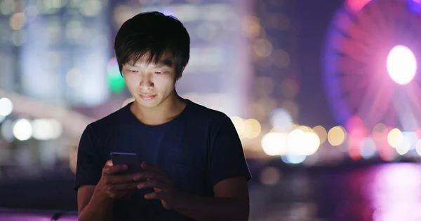 Hombre Usando Smartphone Ciudad Por Noche — Foto de Stock