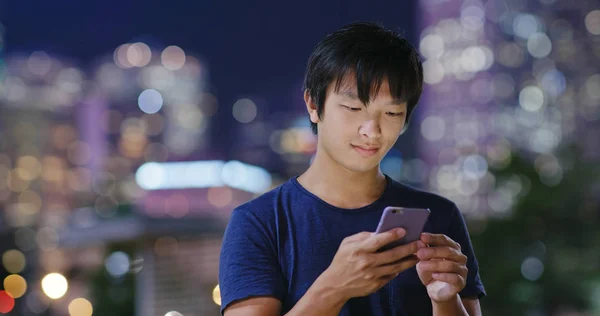 Man Använder Mobiltelefon Staden Natten — Stockfoto