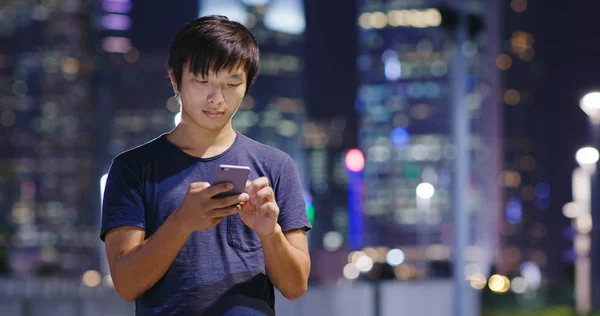 Hombre Usando Teléfono Celular Ciudad Por Noche — Foto de Stock
