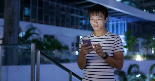 Man Met Smartphone Stad Bij Nacht — Stockfoto