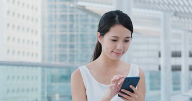 Smartphone, açık kullanan kadın