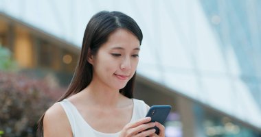 İş merkezleri cep telefonu kullanan kadın