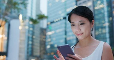 Cep telefonu şehirde geceleri kullanan kadın