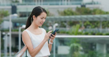 Şehirde cep telefonu kullanan kadın