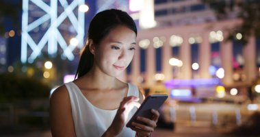 cep telefonuyla şehirde gece kadın