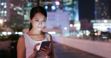 Kadın cep telefonu City'a sms gönderme