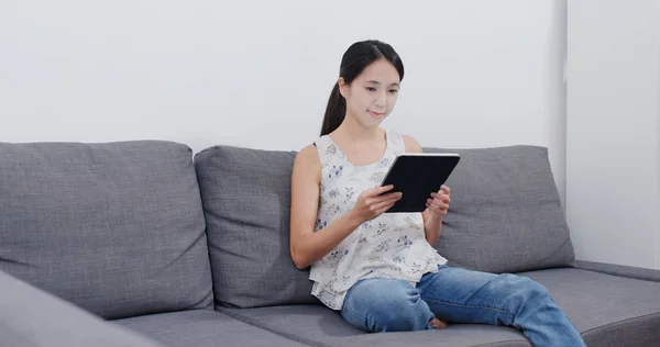 Woman Using Tablet Computer — Stock Photo, Image