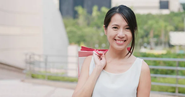 Happy Woman Holding Shopping Bag City — Stock Photo, Image