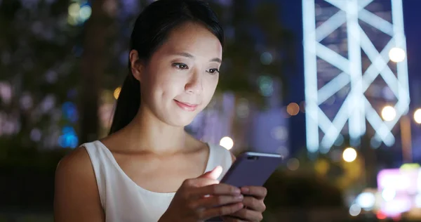 Mujer Enviar Sms Teléfono Celular Ciudad —  Fotos de Stock