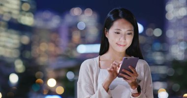 Online cep telefonu kullanan kadın