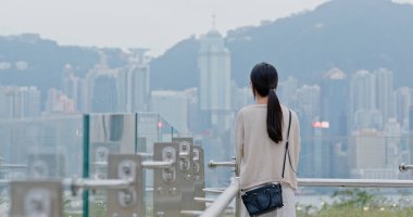 Şehirde cep telefonu kullanan kadın 