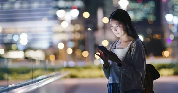 Mulher Usando Telefone Celular Livre Noite — Fotografia de Stock