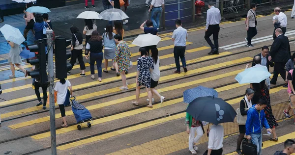 Central Hong Kong Outubro 2018 Pessoas Atravessam Estrada Dia Chuva — Fotografia de Stock