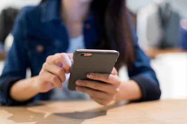 Mujer Leer Teléfono Celular Restaurante — Foto de Stock