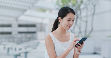 cep telefonu açık, kullanan kadın