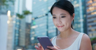 cep telefonuyla şehirde gece kadın