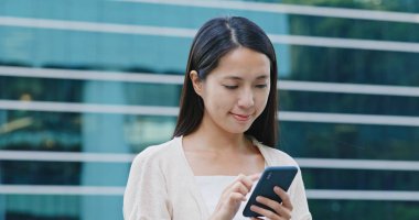 Arka bina ofis ile cep telefonu kullanan kadın