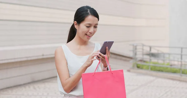 Mujer Sosteniendo Bolsa Compras Uso Teléfono Móvil —  Fotos de Stock