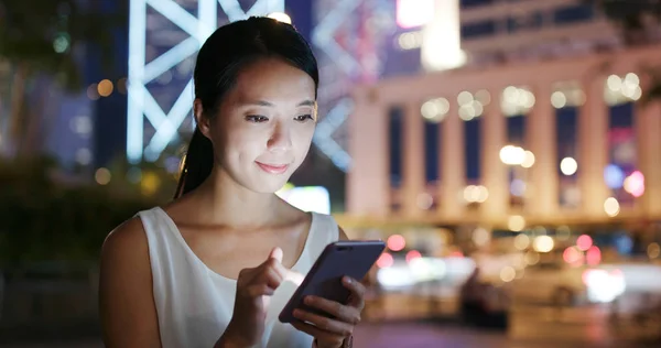 Mujer Usando Teléfono Móvil Ciudad Por Noche —  Fotos de Stock