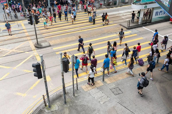 Central Χονγκ Κονγκ Οκτωβρίου 2018 Άνθρωποι Διασχίζουν Δρόμο — Φωτογραφία Αρχείου