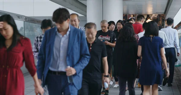 香港中环 2018年10月10日 市民过马路 — 图库照片