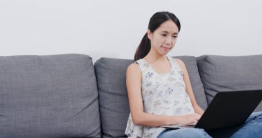 evde dizüstü bilgisayar kullanan kadın