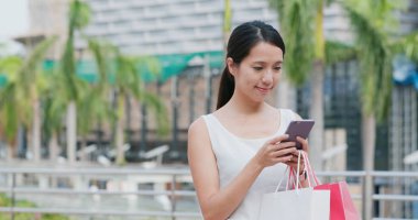 Cep telefonu açık kullanımı kadın alışveriş