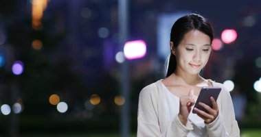 Kadın cep telefonu City'a sms gönderme