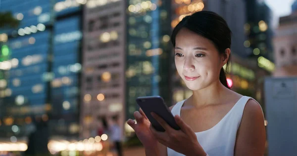 Mujer Enviar Teléfono Celular Ciudad Por Noche — Foto de Stock