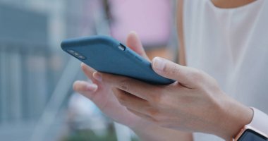 Cep telefonu kullanan kadın