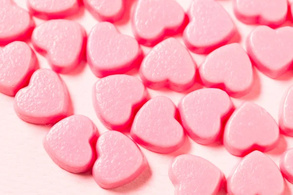 Herzförmige Bonbons Auf Rosa Hintergrund — Stockfoto