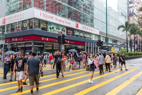 Περιοχή Tsim Sha Tsui Χονγκ Κονγκ Αυγούστου 2018 Άνθρωποι Διασχίζουν — Φωτογραφία Αρχείου
