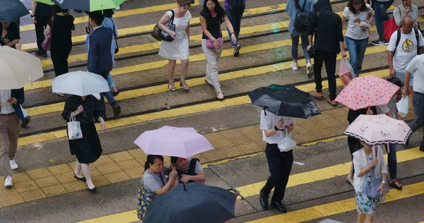 Central Hong Kong Oktober 2018 Mensen Oversteken Bij Regen Dag — Stockfoto