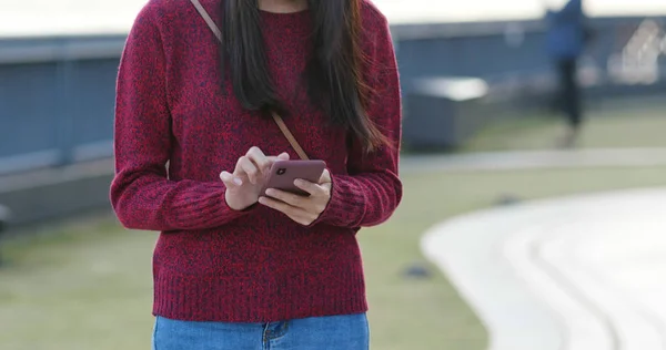 Primo Piano Della Donna Utilizzando Cellulare — Foto Stock