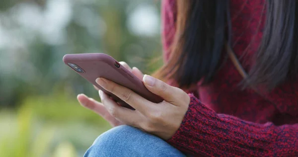 Kvinna Med Mobiltelefon Parken — Stockfoto