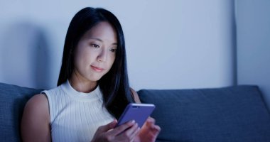 Cep telefonu evde iş kadın