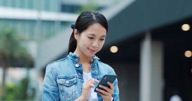 cep telefonu açık, kullanan kadın