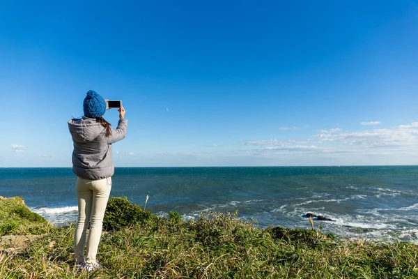 Mujer Tomar Una Foto Teléfono Celular Playa Invierno — Foto de Stock