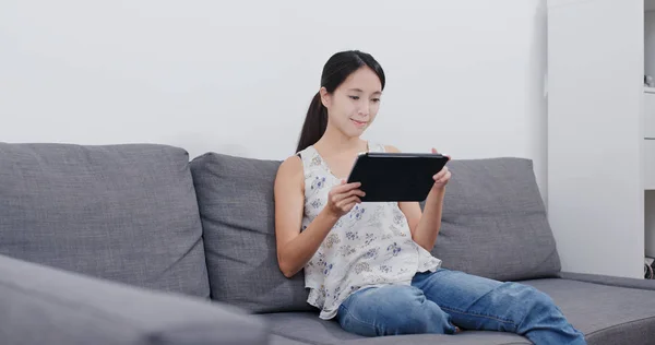 Kobieta Domu Przy Użyciu Komputera Typu Tablet — Zdjęcie stockowe
