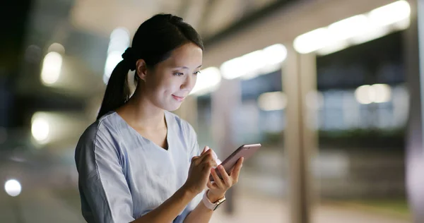 Vrouw Met Behulp Van Mobiele Telefoon Nacht — Stockfoto