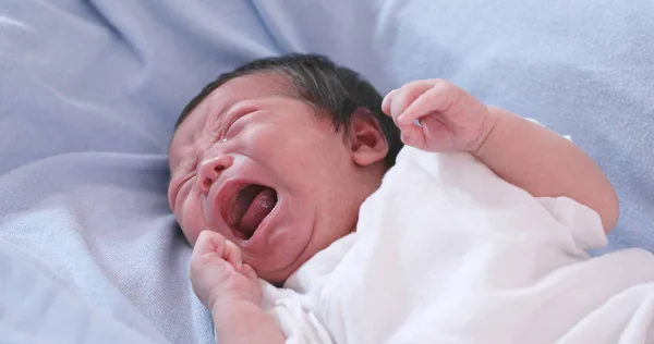 Född Baby Gråter Säng — Stockfoto