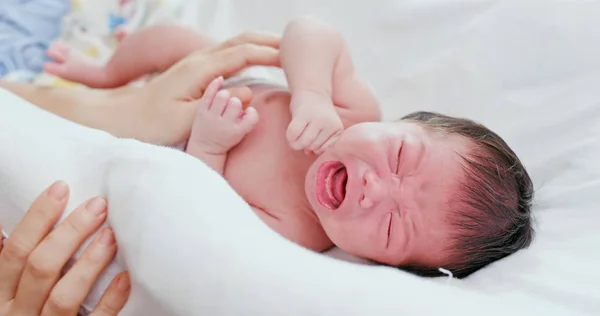 Close Van Nieuwe Geboren Baby Huilen — Stockfoto