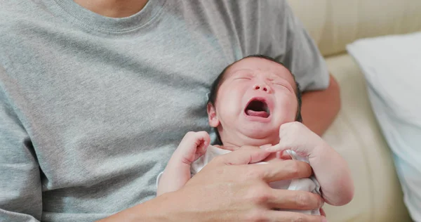 Gros Plan Papa Tenant Son Fils Sur Les Mains — Photo