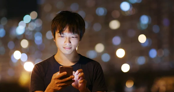 Homem Usando Telefone Celular Noite — Fotografia de Stock