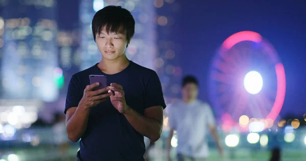 Hombre Usando Smartphone Ciudad Por Noche — Foto de Stock