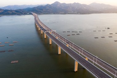 Hong Kong - 16 Ekim, 2018: Shenzhen Körfez Köprüsü üzerinden Drone fly